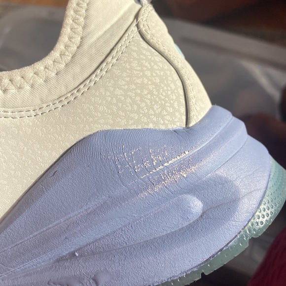 EUC Clove Nursing skeakers - Picture 9 of 9